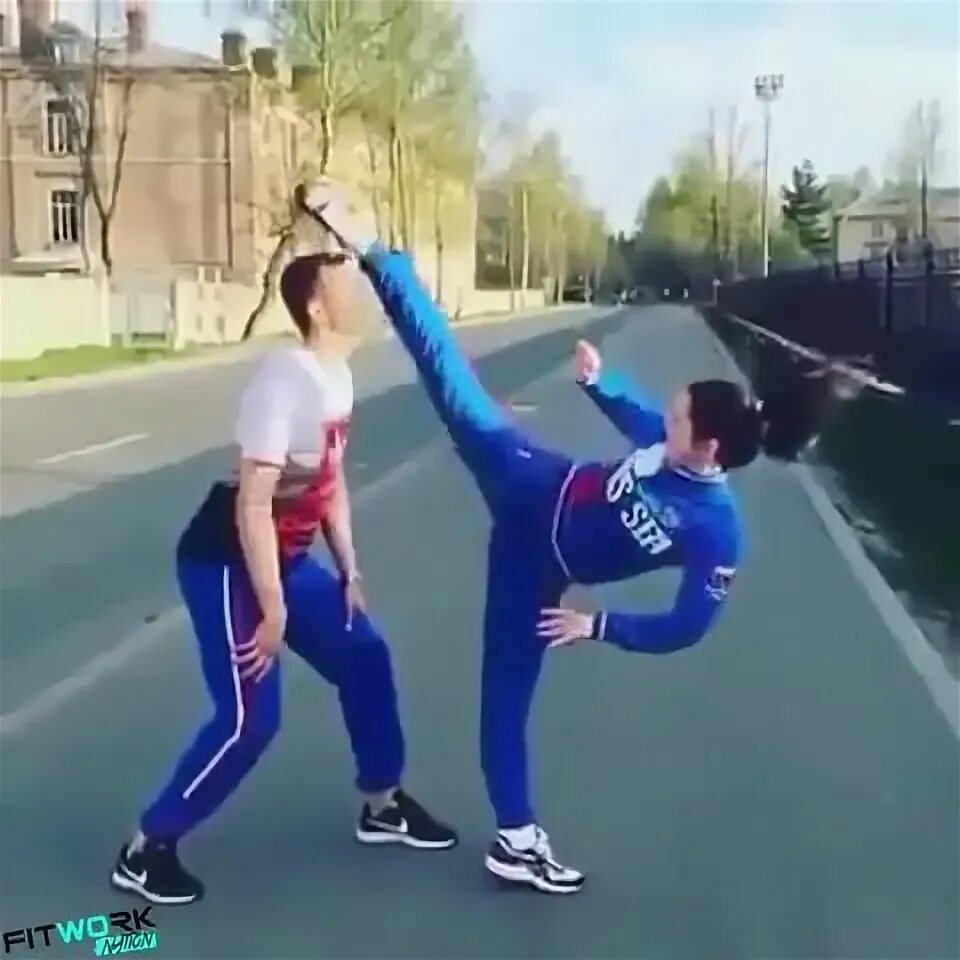 Девочку бьют по лицу