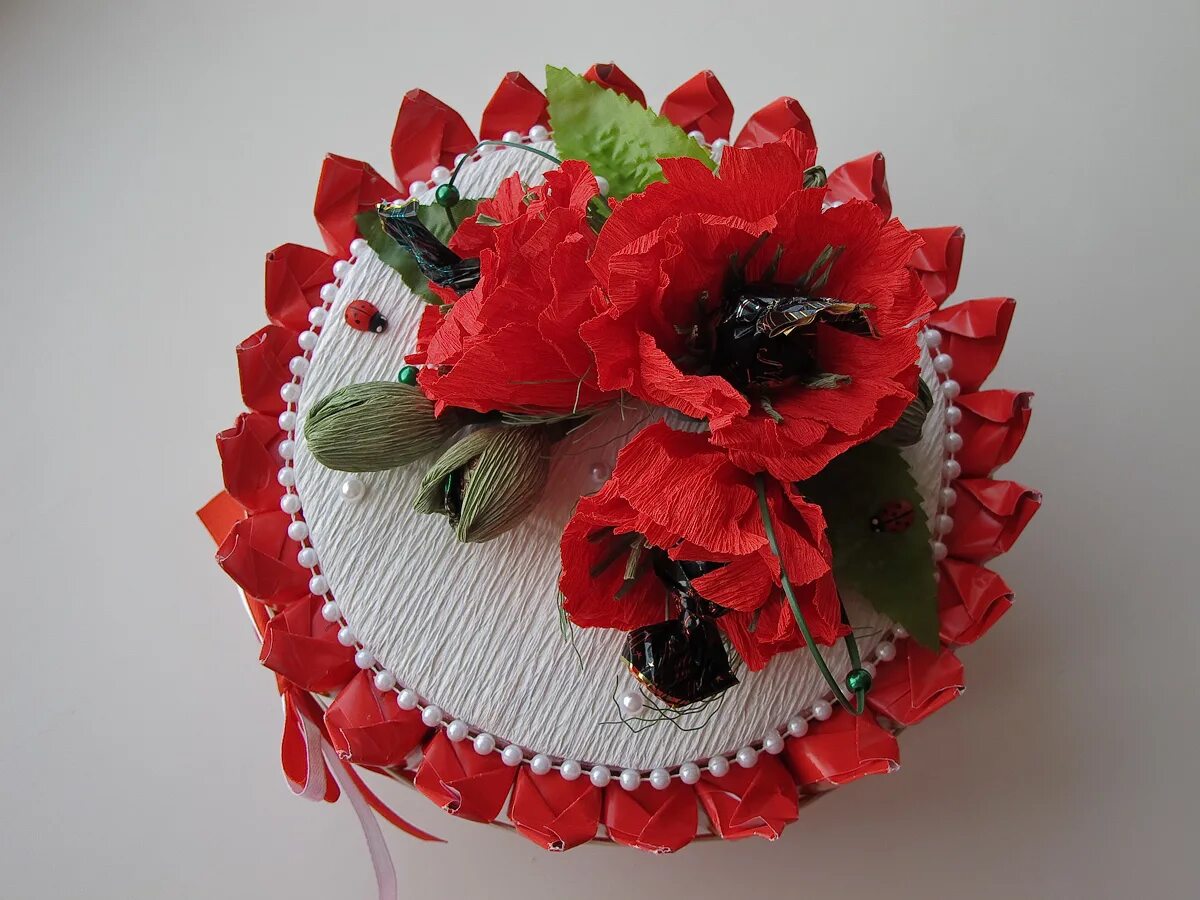 конфетный букет мини. букет из конфет своими руками. конфеты в гофрированной бумаге. букет из гофрированной бумаги. сладкий букет.