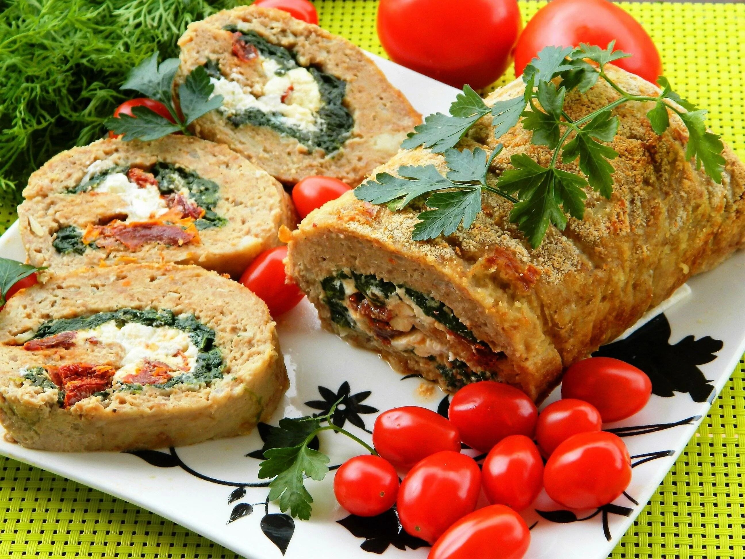 Мясные рецепты фото. Мясной рулет. Фаршированный мясной рулет. Мясной рулет из фарша. Рулет с мясным фаршем.