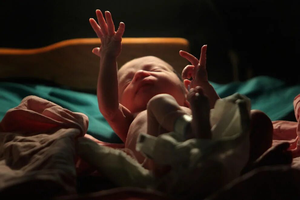 Младенческая смертность. Новорожденный младенец на земле. Рождение здорового ребенка. Младенческая смертность фото. Рождение ребенка от 3 родителей