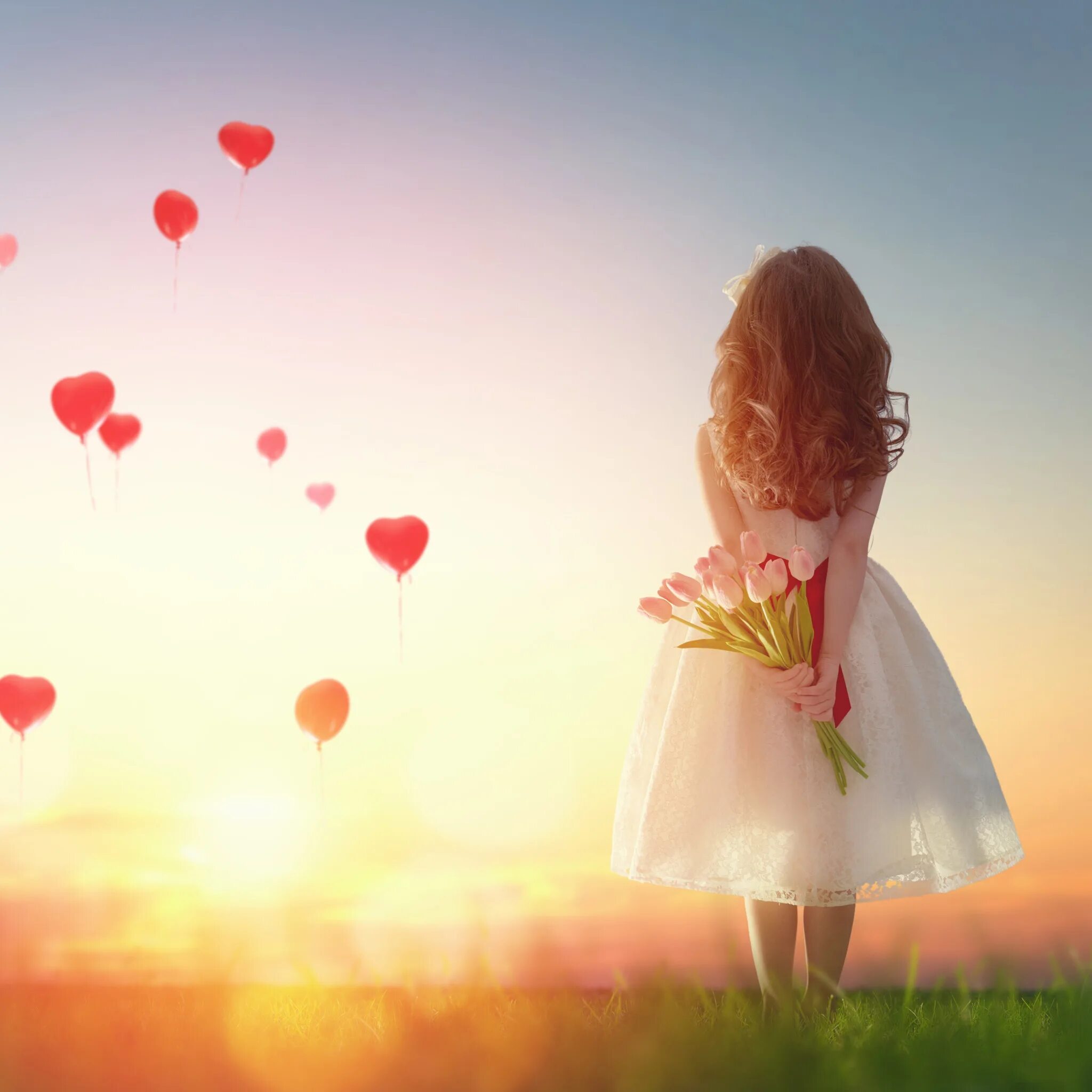 Lovely dreams. Счастливая девочка. Счастье картинки. Девочка с сердечком. Девушка в сердце.