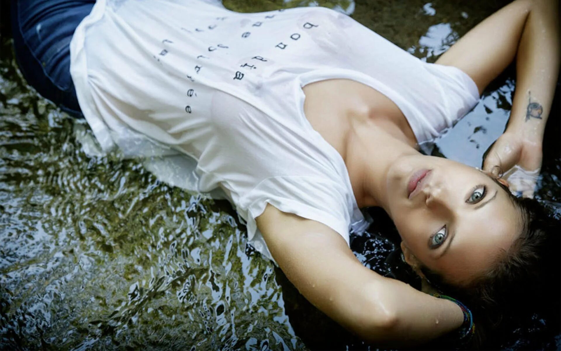 Анджелина джоли в мокрой одежде. Большие мокрые майки. Анджелина джоли фото. Анджелина джоли в футболке. Анджелина джоли в мокрой майке.