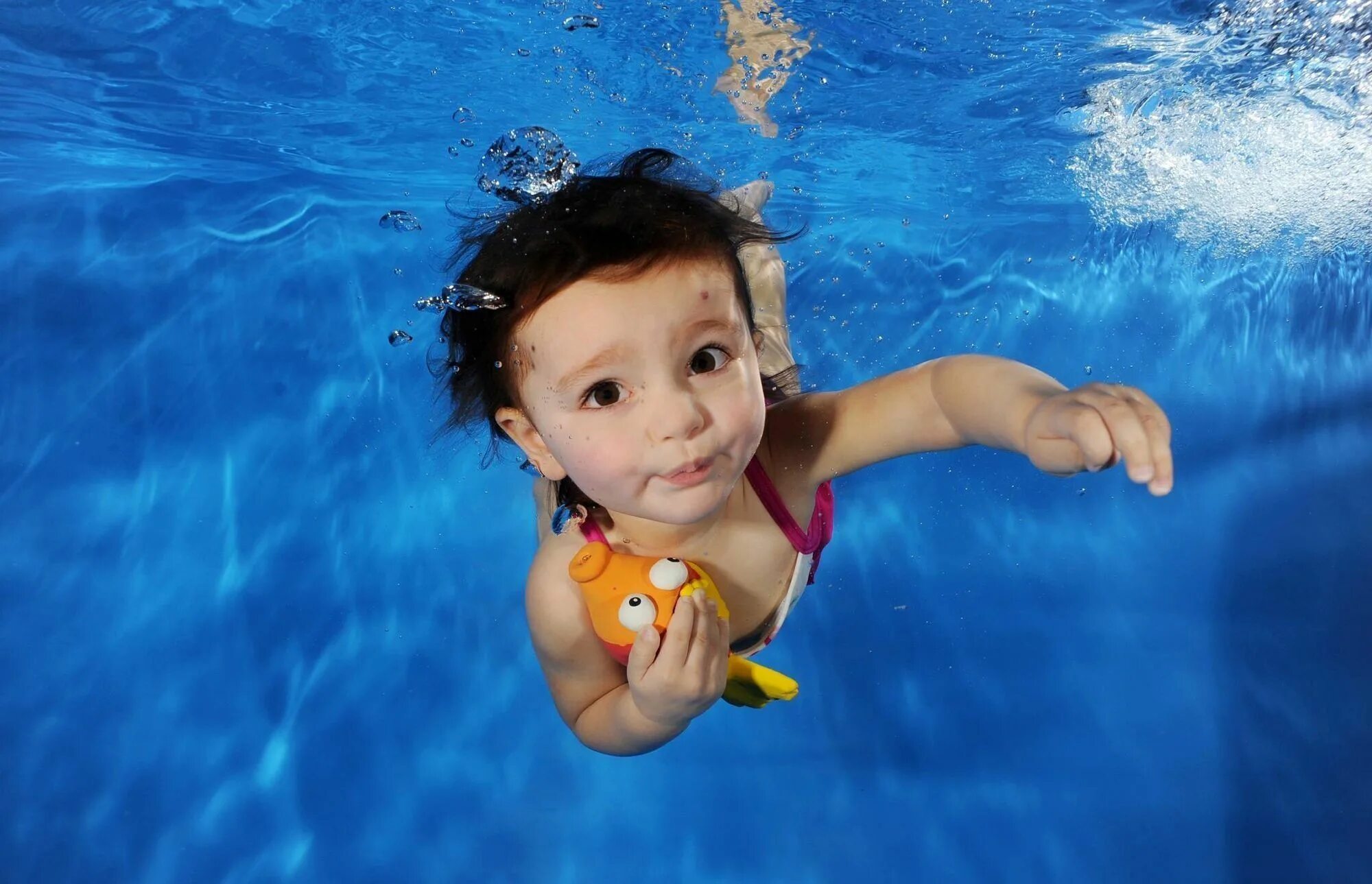 The children are swimming. Дети в бассейне. Дети плавают в бассейне. Маленький бассейн для детей. Детки в бассейне.