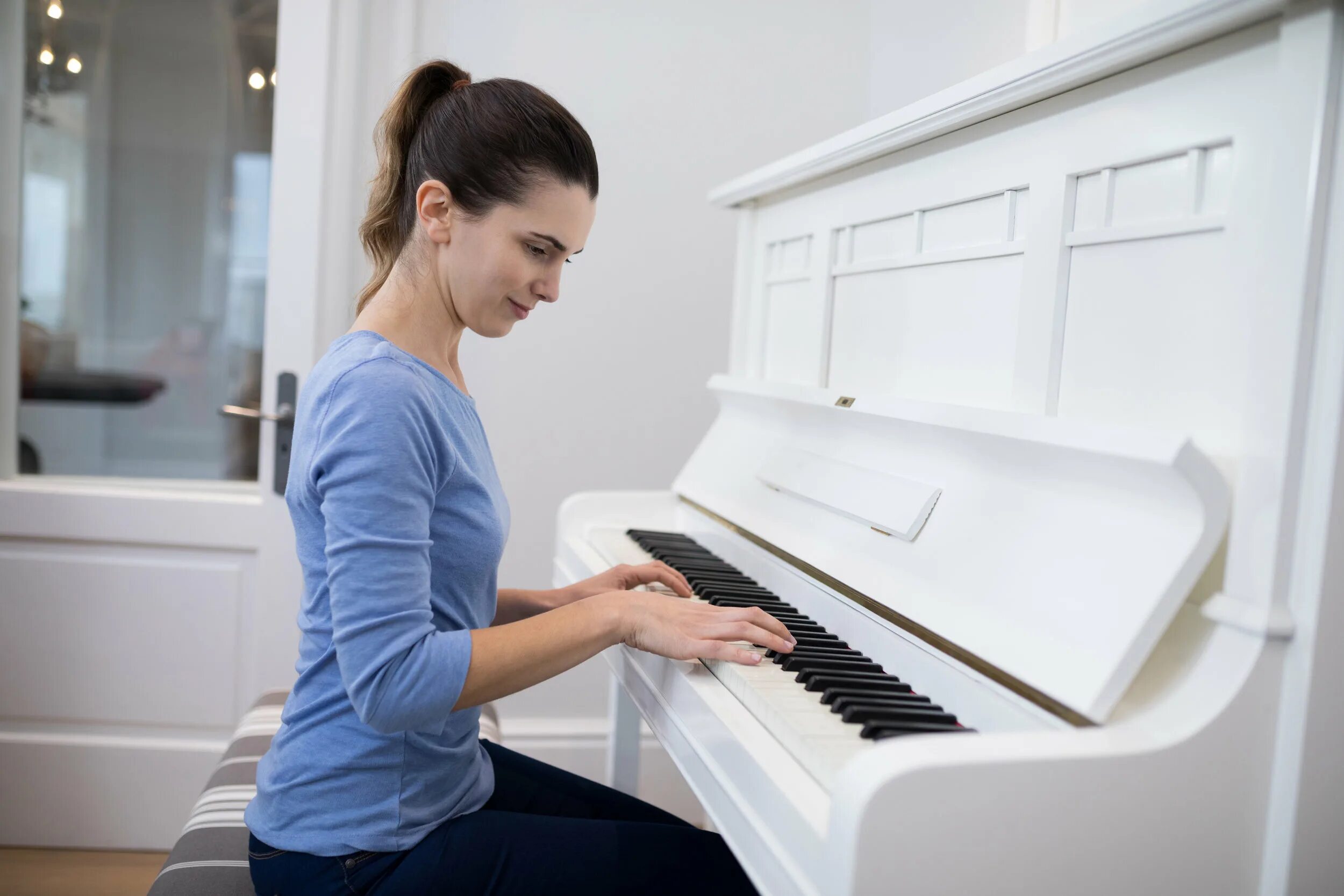 Женщина пианино stock. Пианистка на белом фоне. Портрет женщины у рояля. Woman playing Piano. I can playing the piano