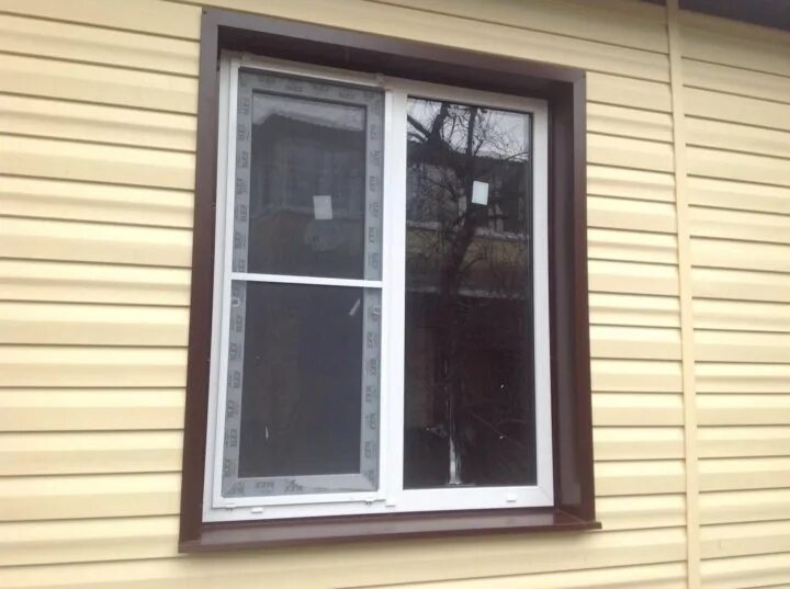 Металлические откосы на окнах наружные. Белые окна с коричневыми откосами. Металлические откосы на окна. Металлическая отделка окна. Коричневая отделка окон.