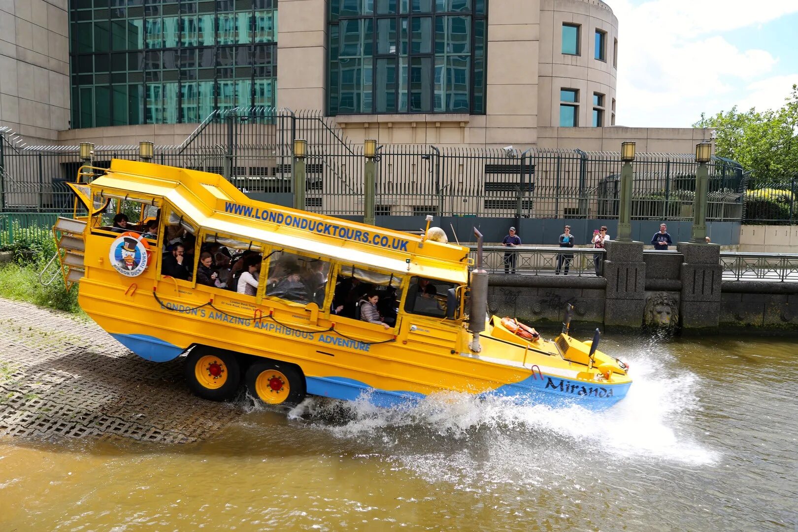 Резиновая уточка bud luxury. Амфибия dukw-353. London duck. Биг-бен лондон фото. Автобус амфибия.