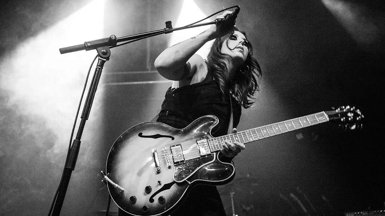 Пикал видео. Chelsea Wolfe. Chelsea Wolfe с гитарой. Chelsea Wolfe обои. Chelsea Wolfe в необычном образе с гитарой.