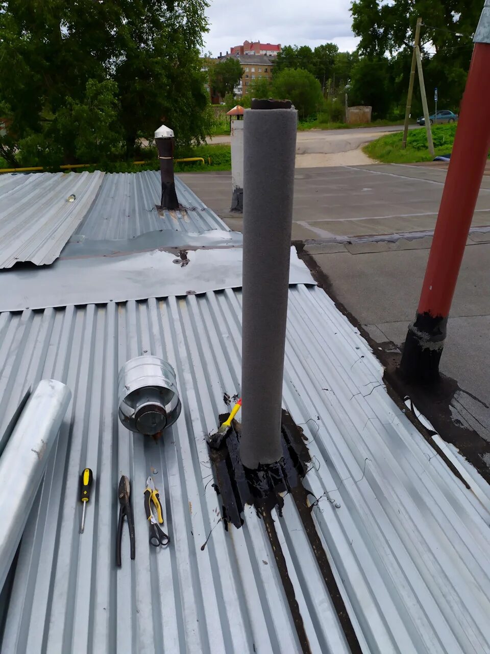 Проходка для вентиляции через мягкую кровлю. Фальцевая кровля вентиляционные шахты. Труба через крышу гаража. Дымоход в гараже через крышу. Труба для вытяжки на крышу гаража.