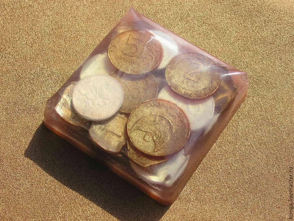 Золотое мыло с деньгами. Мыло в монетке. Мыло с купюрой внутри. Мыло с купюрой внутри. Слиток золота форма.