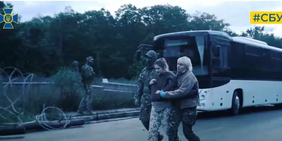 Полицейский футболист. В этой машине едет защитник украины. В этой машине едет защитник украины. Фура груз 200 мы с украины. В этой машине едет защитник украины.