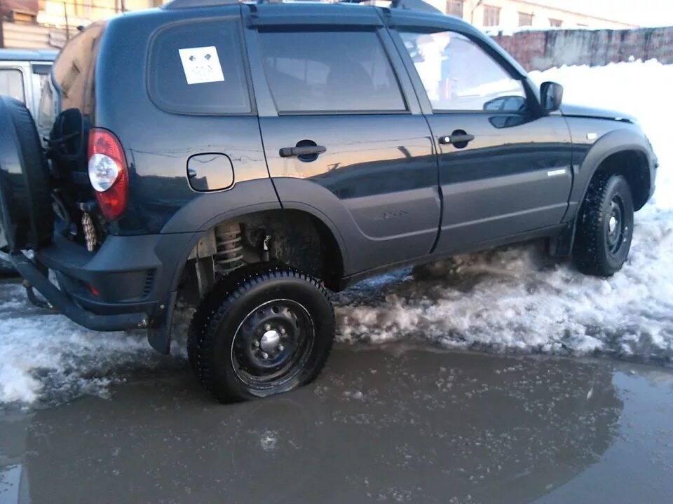 Люфт нивы шевроле. Люфт нивы шевроле. Шнива на 30 колесах. Лифт нива шевроле 30мм. Шевроле нива на 32 колесах.