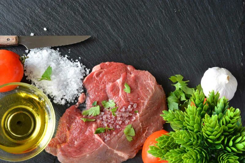 Сырое мясо с овощами. Свежее мясо. сырое мясо. сырое мясо ассорти. специи для мяса.