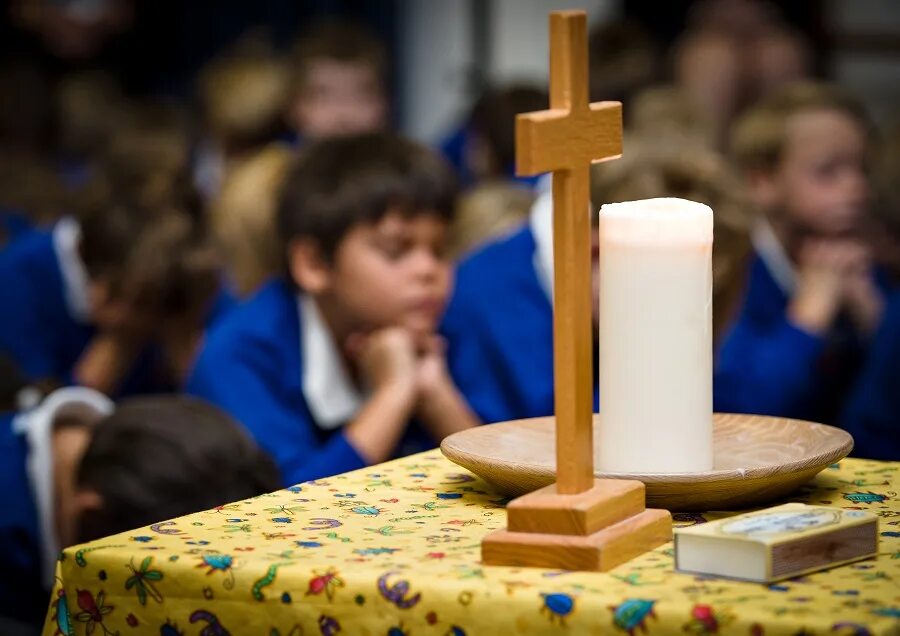 Поместная Церковь у протестантов. Молитва в церкви протестантов. Christian praying in the Church. Крещение в англиканской церкви. Our school holds a event