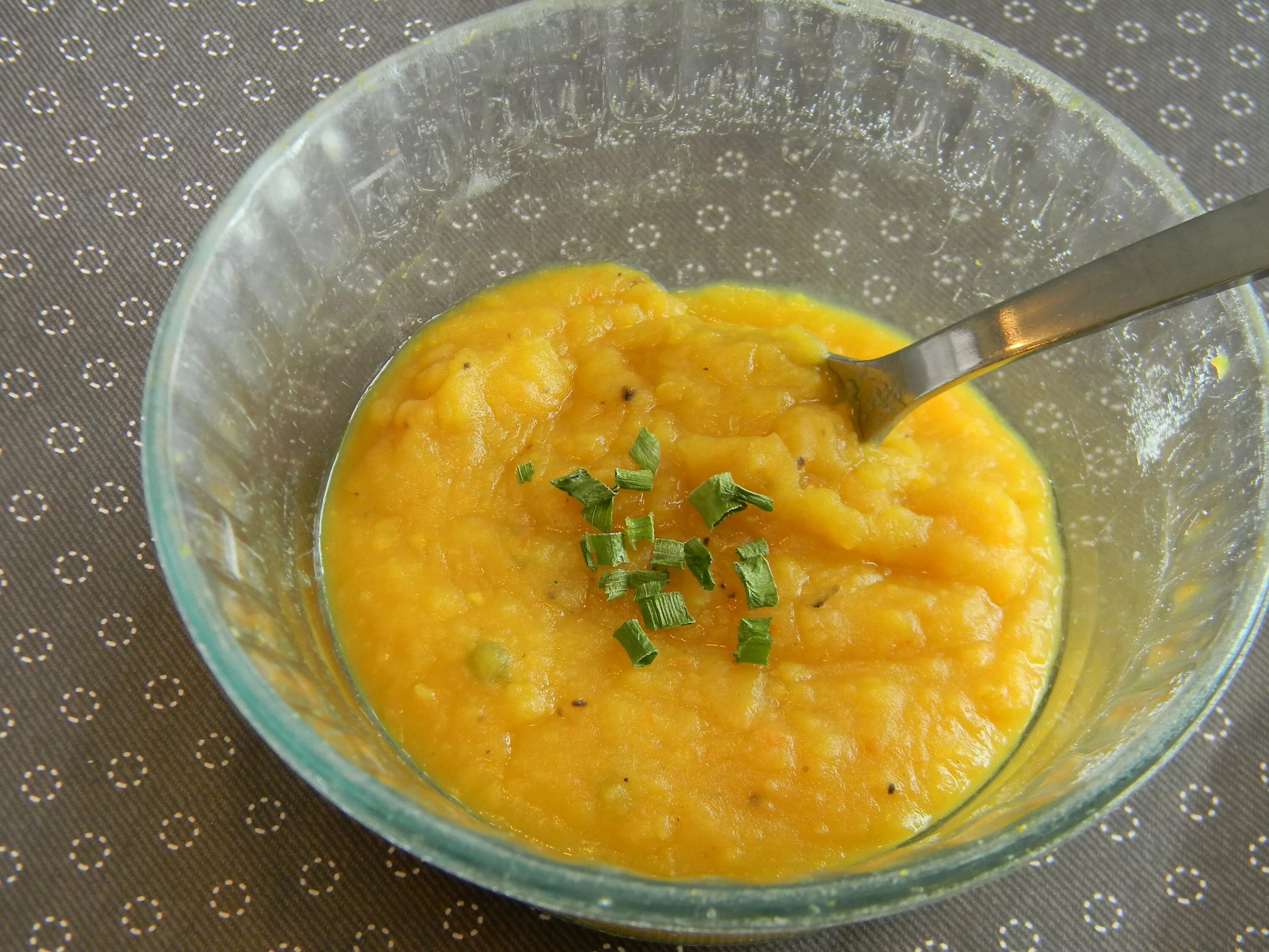 Гороховая каша с тушенкой. Гороховая каша на воде. Кастрюля гороховой каши. Кастрюля в горох. Горошница.