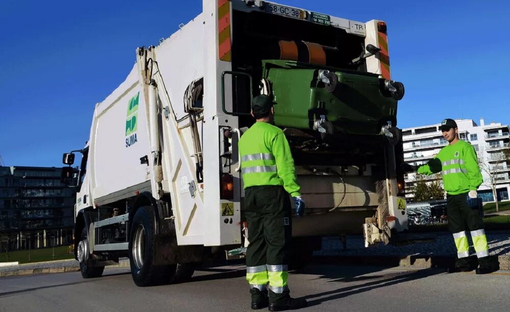 Waste management компания. Мусоровоз с подъемником. Мусоровоз олерон. Мойка мусоровозов. Garbage rubbish litter waste разница.