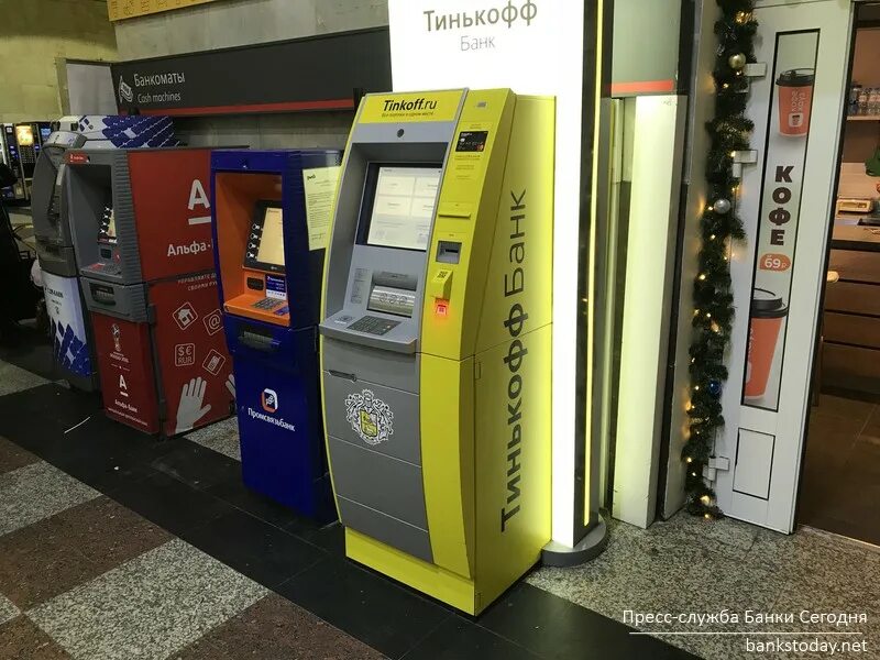 Точка в каких банкоматах можно снять. Терминал в метро. Банкомат в метро. Банкомат тинькофф банка. Стойка для банковского терминала.