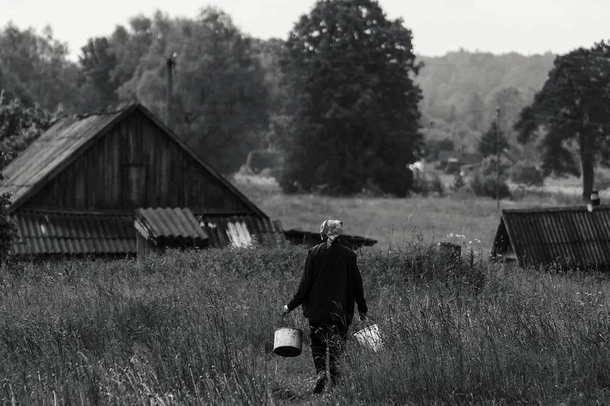 Старики в деревне. Женщины с коромыслом в деревне. Нищета деревень россии. Деревенские люди. Заберите в деревню.