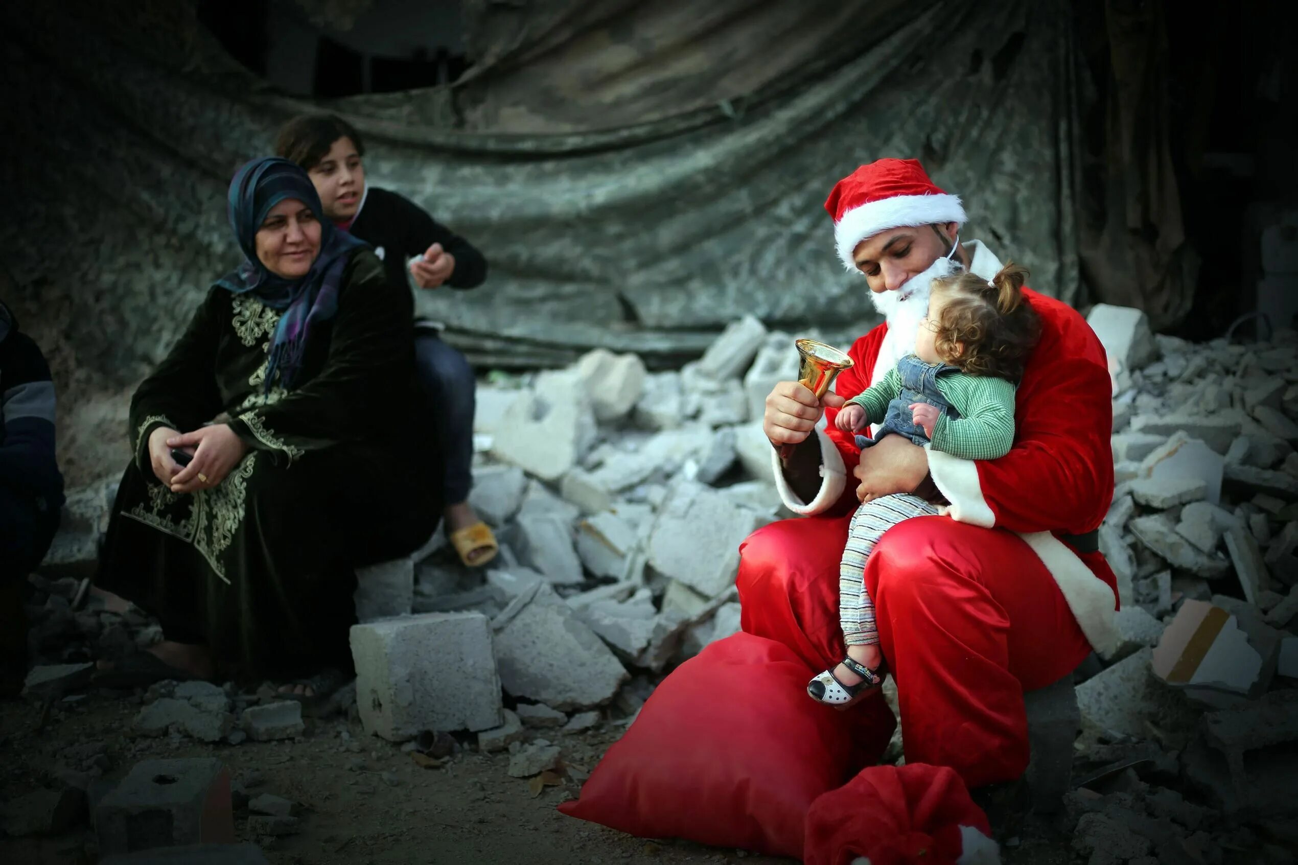 Рождество вокруг света. Токсичная война рождество. syria noel baba. ноэль баба на фоне стамбула. fedakar.