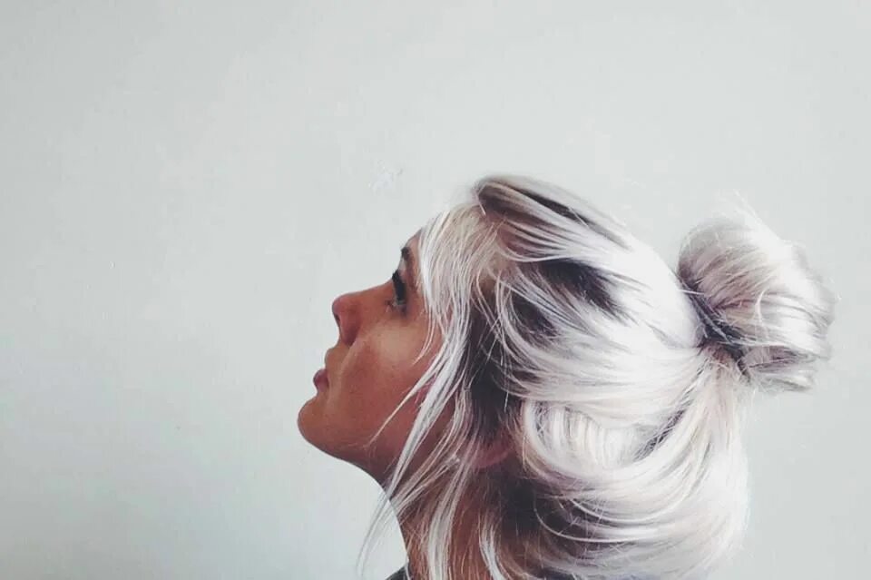 Девушка с платиновыми волосами. Про белые волосы. Белые волосы прически женские. Тотал блонд жемчужный. Пепельные волосы у девушек.