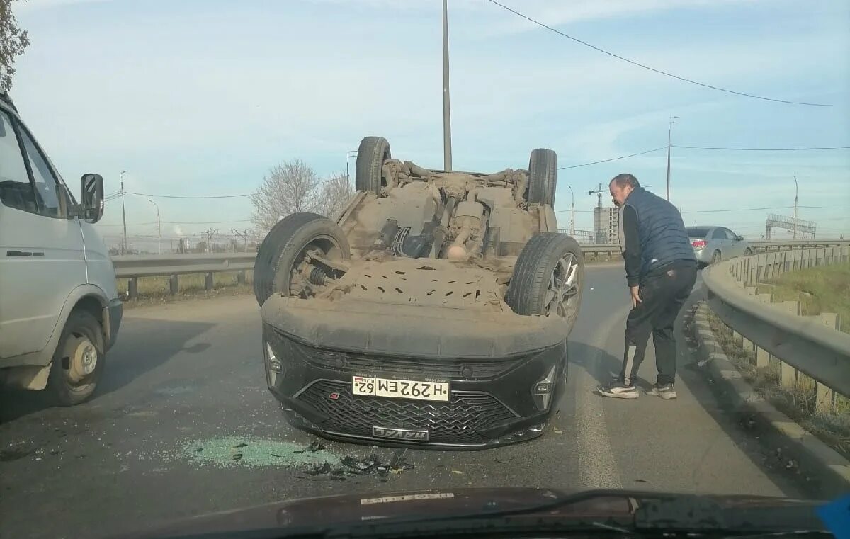 26 октября 2020 года. ДТП Рязань м5 Молл 5 января. В Рязани перевернулся автомобиль. Авария в Рязани сегодня на Московском шоссе м5.