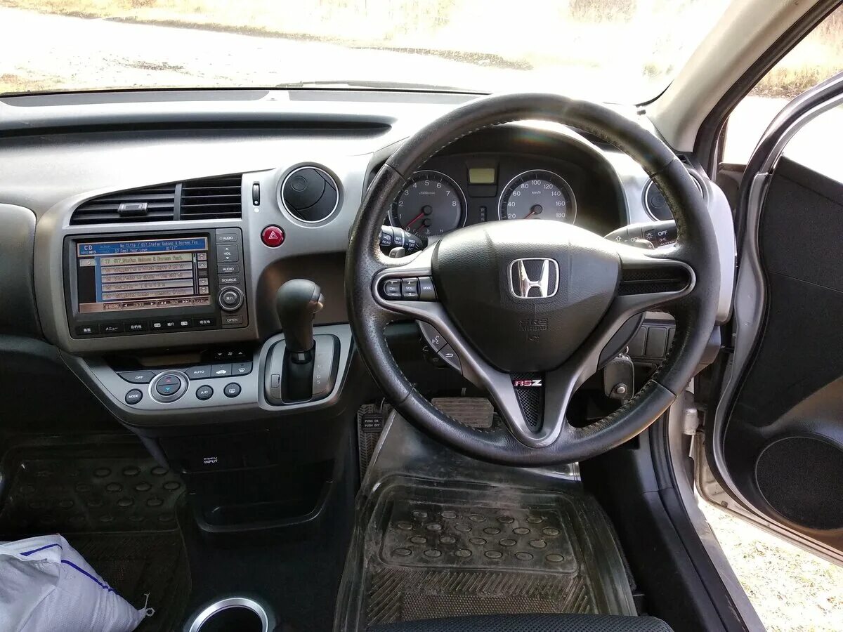 Стрим салон. Панель Хонда стрим 2007. Honda Stream 2007. Хонда стрим 2013 панель. Хонда стрим 2010.