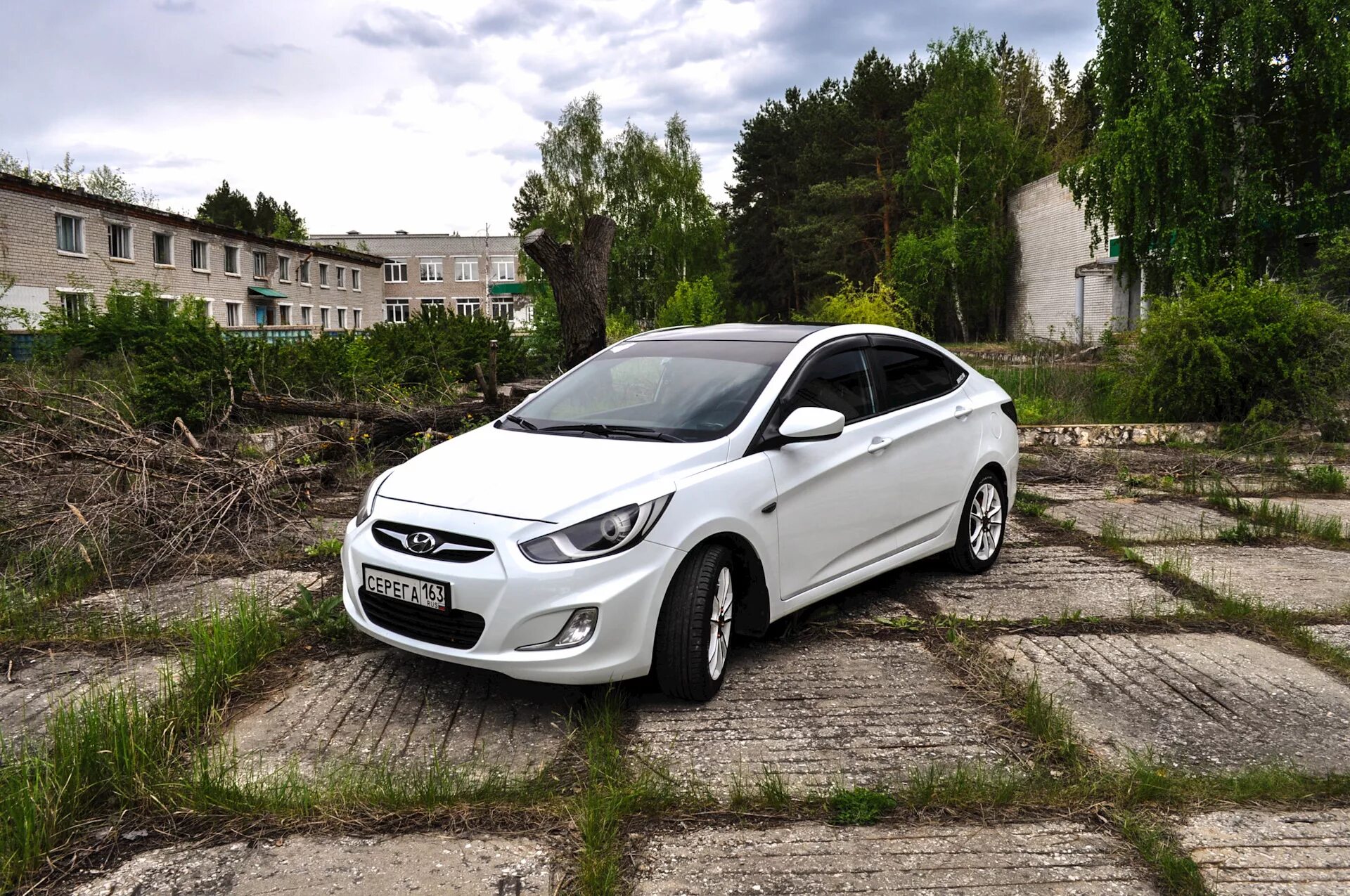 Хендай солярис 2014 белый. Hyundai solaris белый. Хендай солярис седан белый. Белый хендай солярис на дисках r15. Бел солярис.