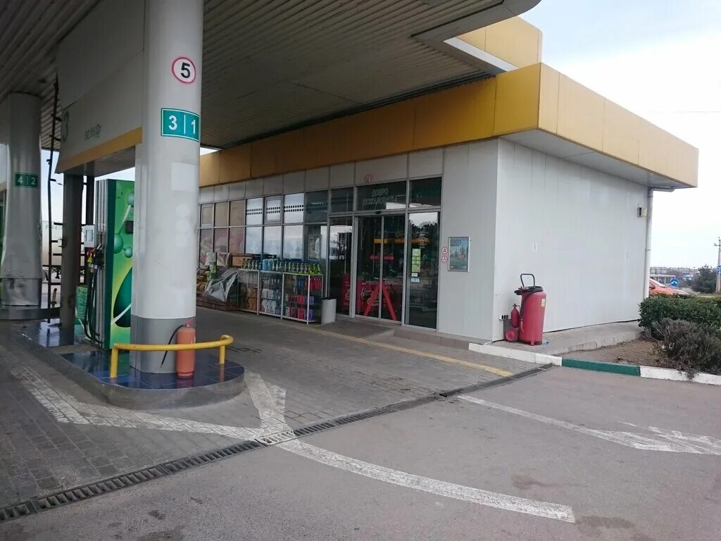 Азс роснефть аи-98. Подкачка шин на азс газпромнефть. Азс шины. Лукойл подкачка шин. Газпромнефть ярославль щапова 20.