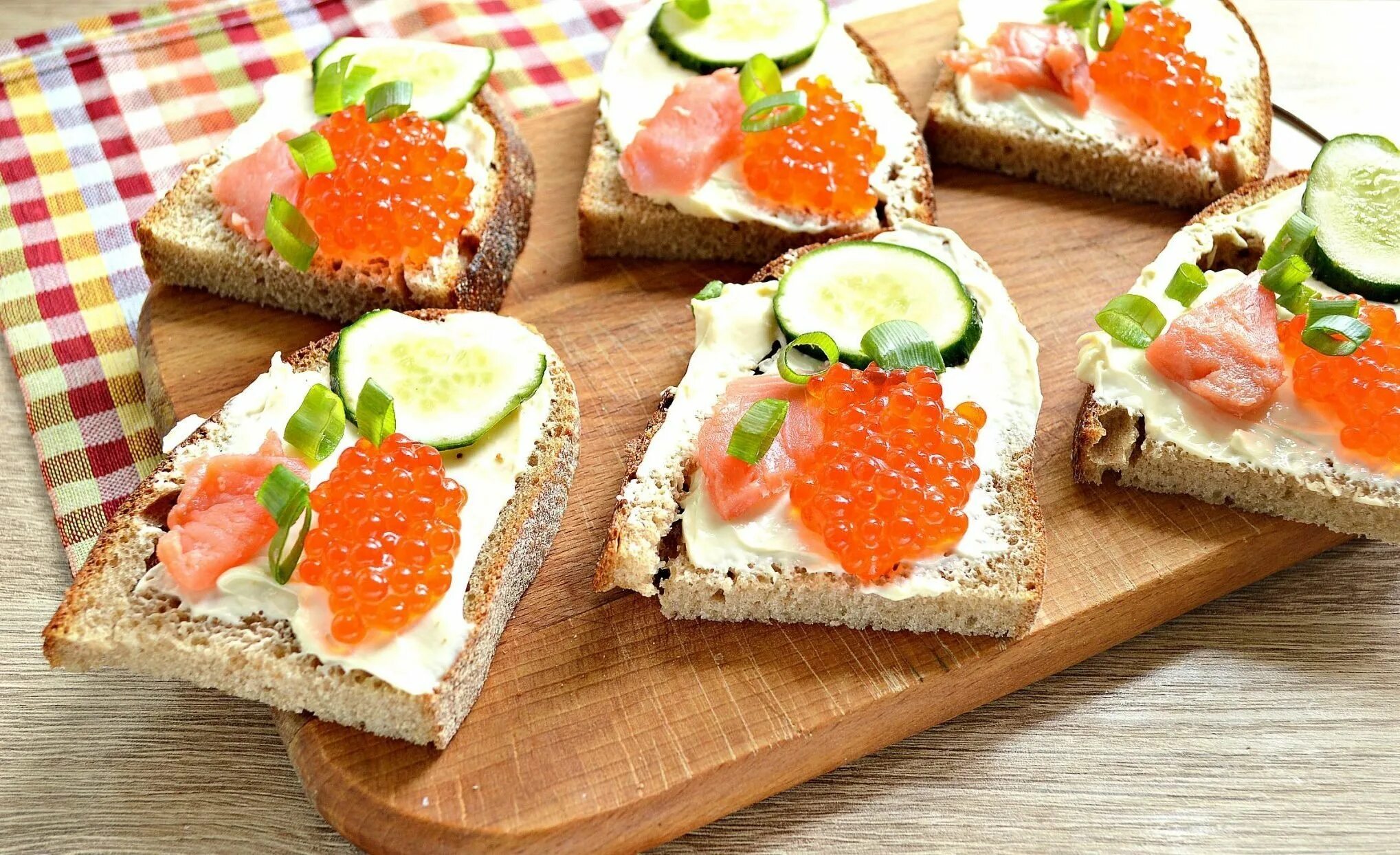 Какой вкусный бутерброд можно сделать. Бутерброды ассорти. сложные бутерброды. бутерброды с икрой. бутерброды с семгой и икрой.