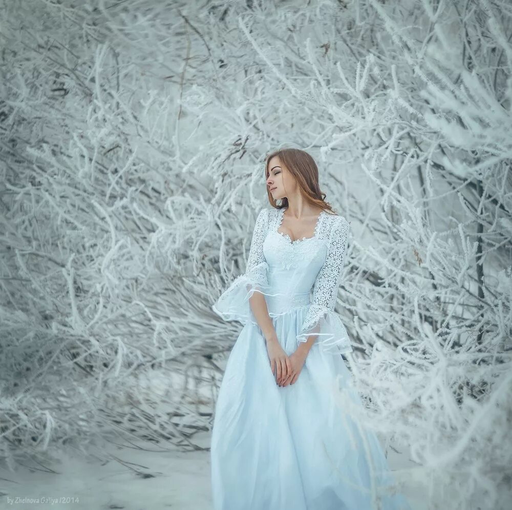 девушка в зимнем лесу. зимняя фотосессия в платье. фотосессия на снегу. фотосессия зимой. девушка зимой в лесу.