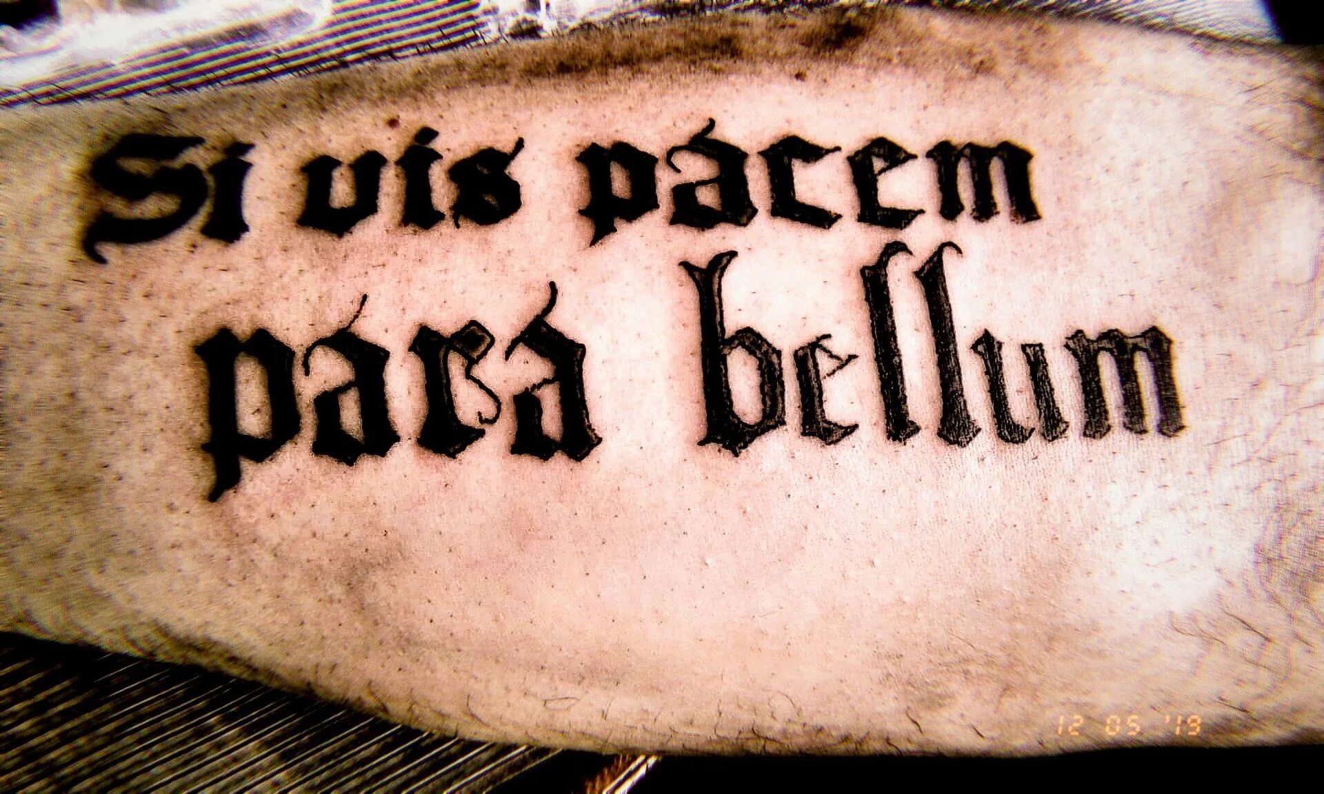 Bellum латынь. Si vis Pacem para Bellum тату. Si vis Pacem Parabellum тату. Тату с нами Бог на латыни. Si vis Pacem para Bellum Гладиатор.