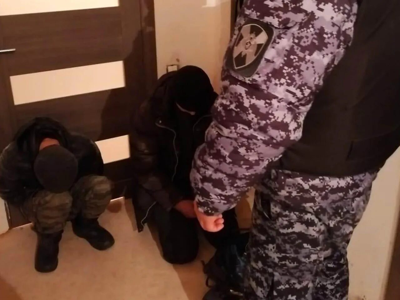 Задержанные в оренбурге. Задержали грабителя в оренбурге. росгвардия вневедомственная охрана группа задержания. росгвардия задерживает в подъезде.