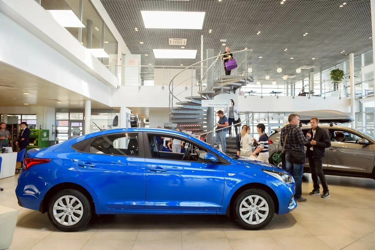 Хендай солярис дилеры в спб. Hyundai solaris дилер. Солярис 2015 черный. Фото хендай рольф. Хендай солярис в автосалоне.