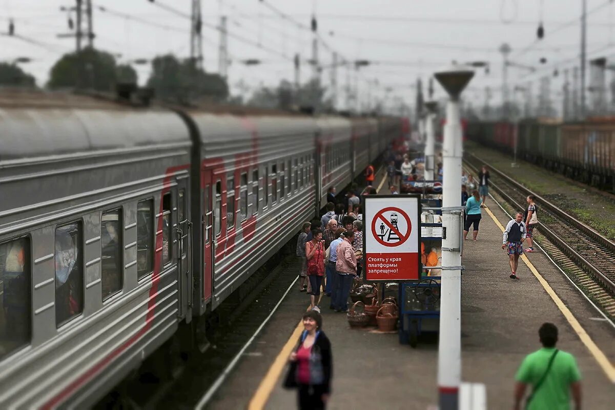 Перрон вокзала Вологды. Поезд на перроне. Перрон РЖД. Пассажирский поезд на перроне.