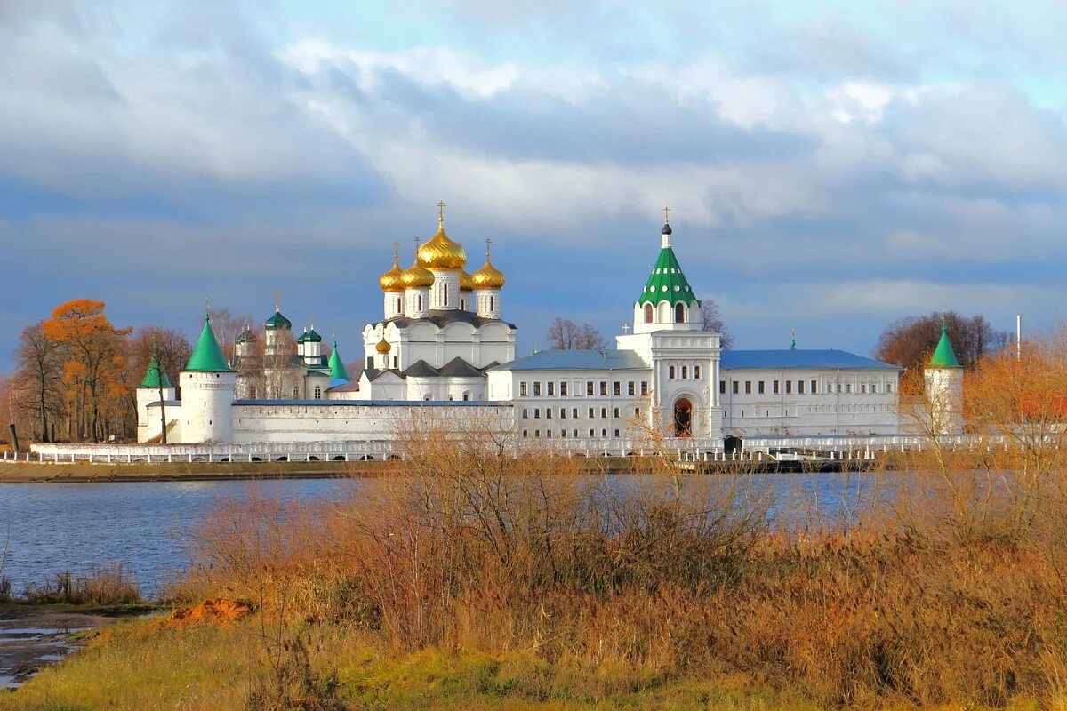 Ипатьевский монастырь кострома. Свято-Троицкий Ипатьевский монастырь. Свято-Троицкий Ипатьевский монастырь в Костроме. Кострома Ипатьевский монастырь Кострома.