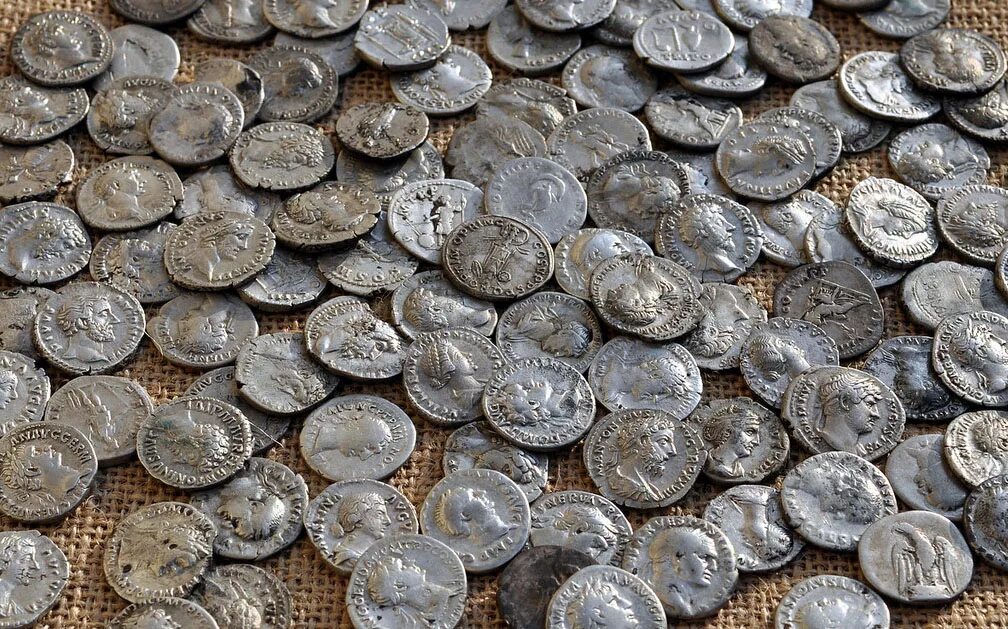 Пятистами монетами. Клад монет. Клад серебряных монет. Клад римских монет. Зарытый клад.