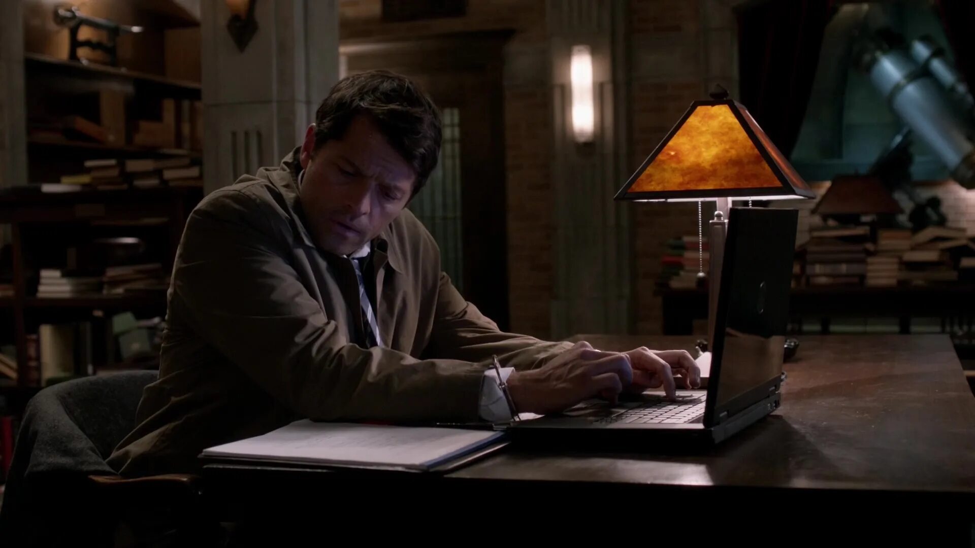 Глава 24 кас. Castiel Supernatural. Кастиэль за ноутбуком. Кастиэль с ангельским клинком.