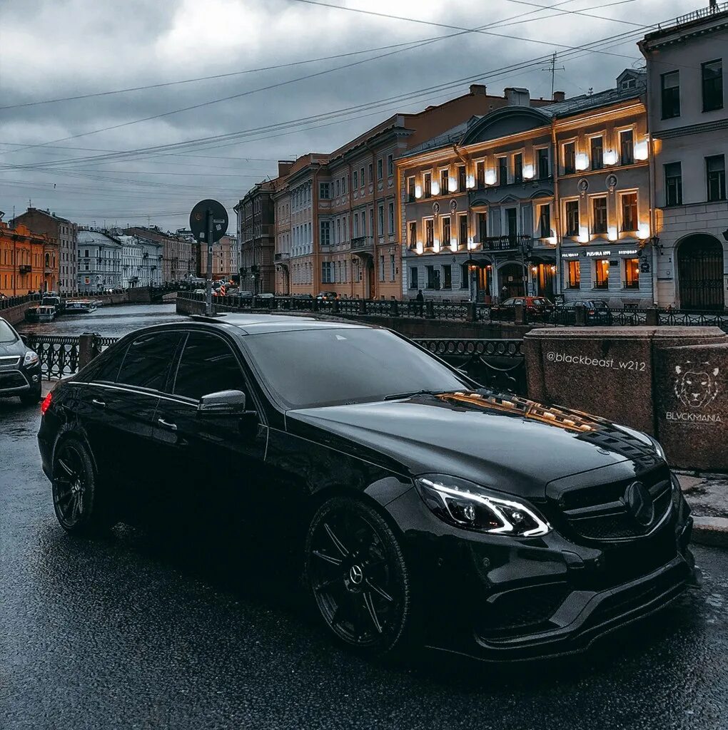 Черная машина в москве. Мерседес АМГ черный. Мерседес w212 AMG черный. Машина Мерседес АМГ черный. Мерседес Бенц е 212 черный.