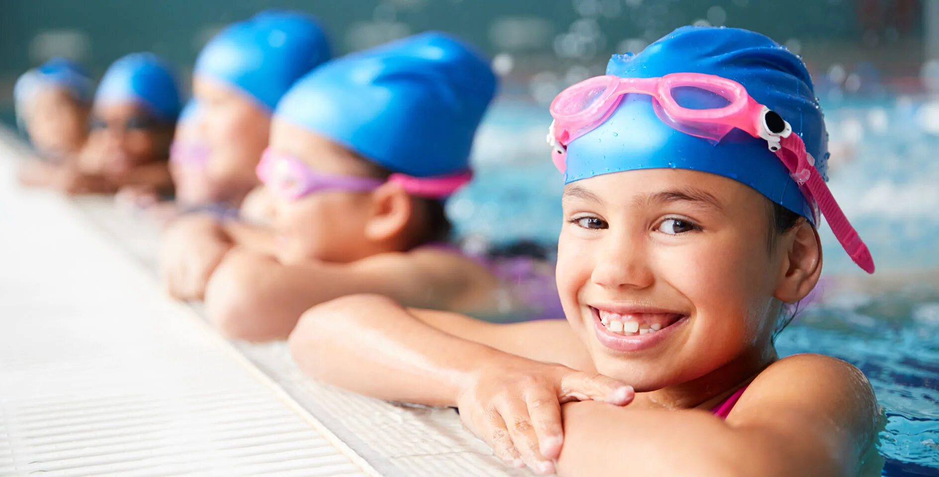 The children are swimming. Плавание дети. Дети плавают. Плавание детей дошкольников. Школа плавания для детей и взрослых.