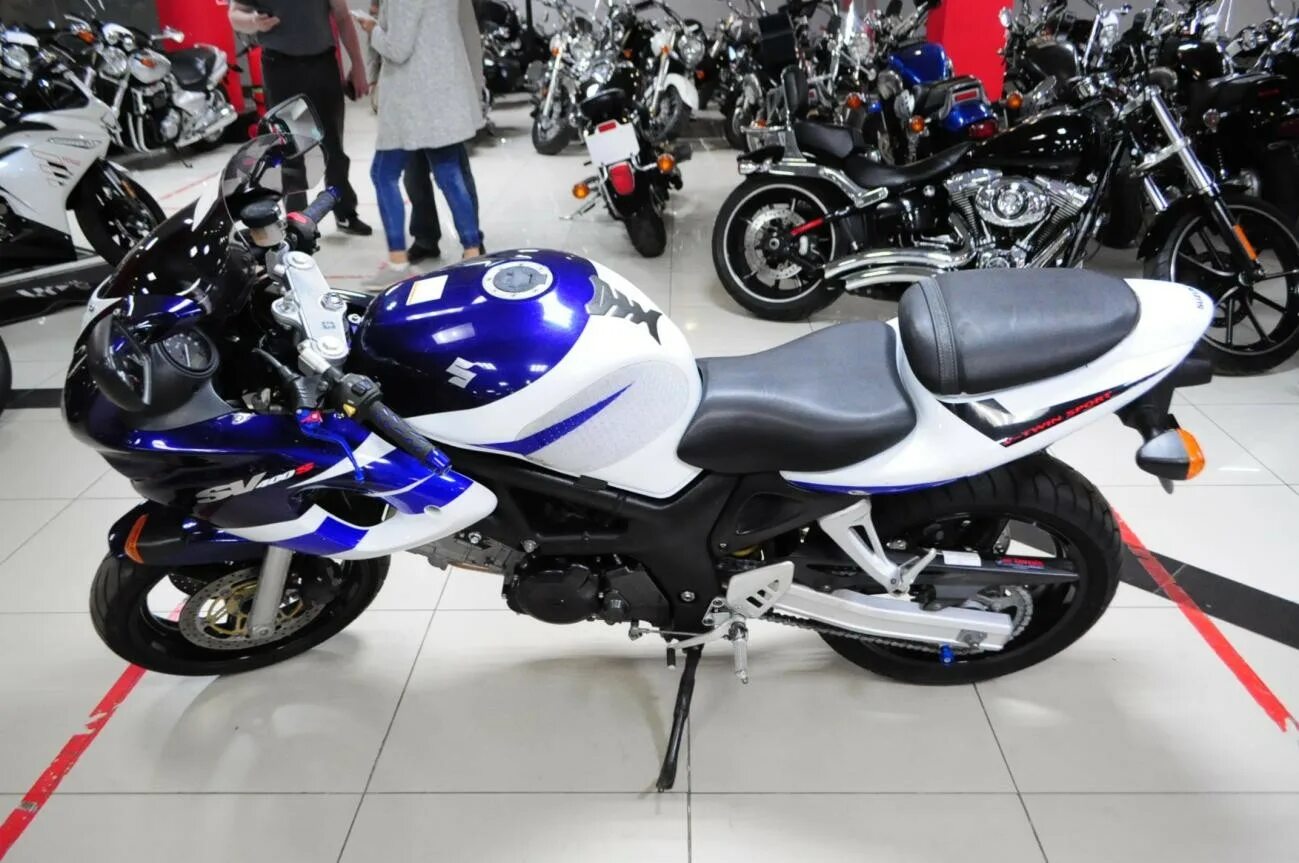 Сузуки SV 400. Suzuki sv400s сине белый. Suzuki SV 400 бело синий.