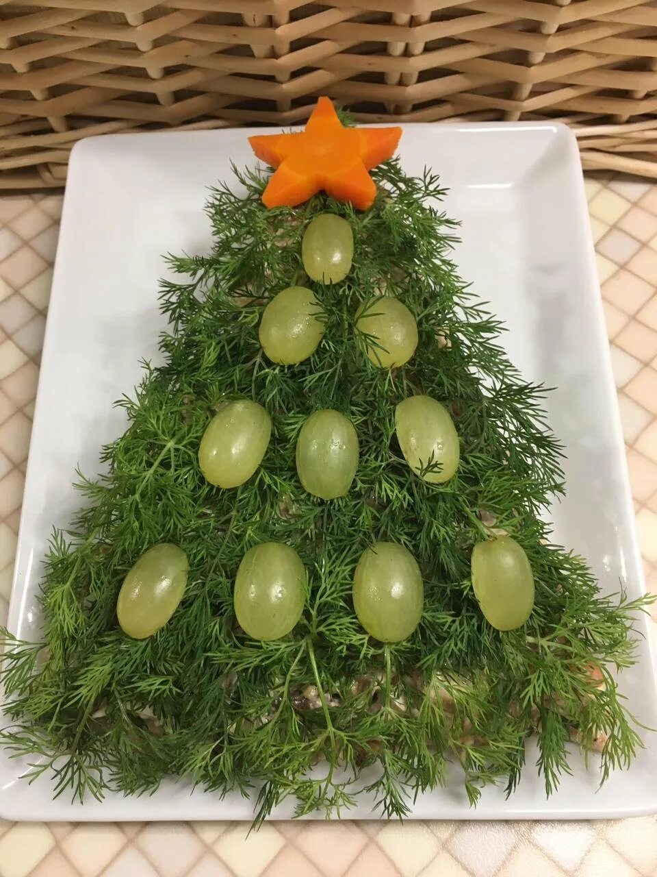 Как сделать елку из огурцов и укропа