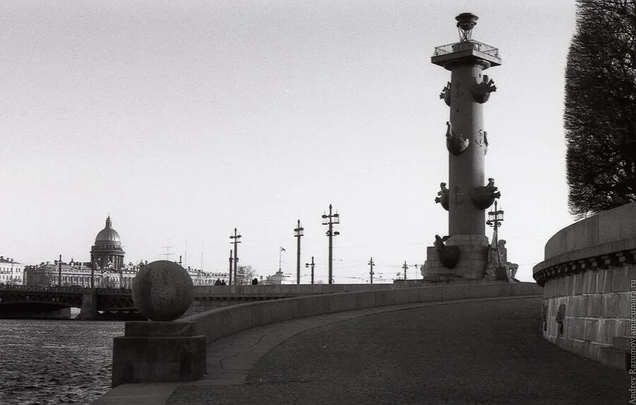 Спб эс. Черно белый Питер. Санкт Петербург черно белый. Панорама Петербурга черно белая. Питер в цвете и черно белом.