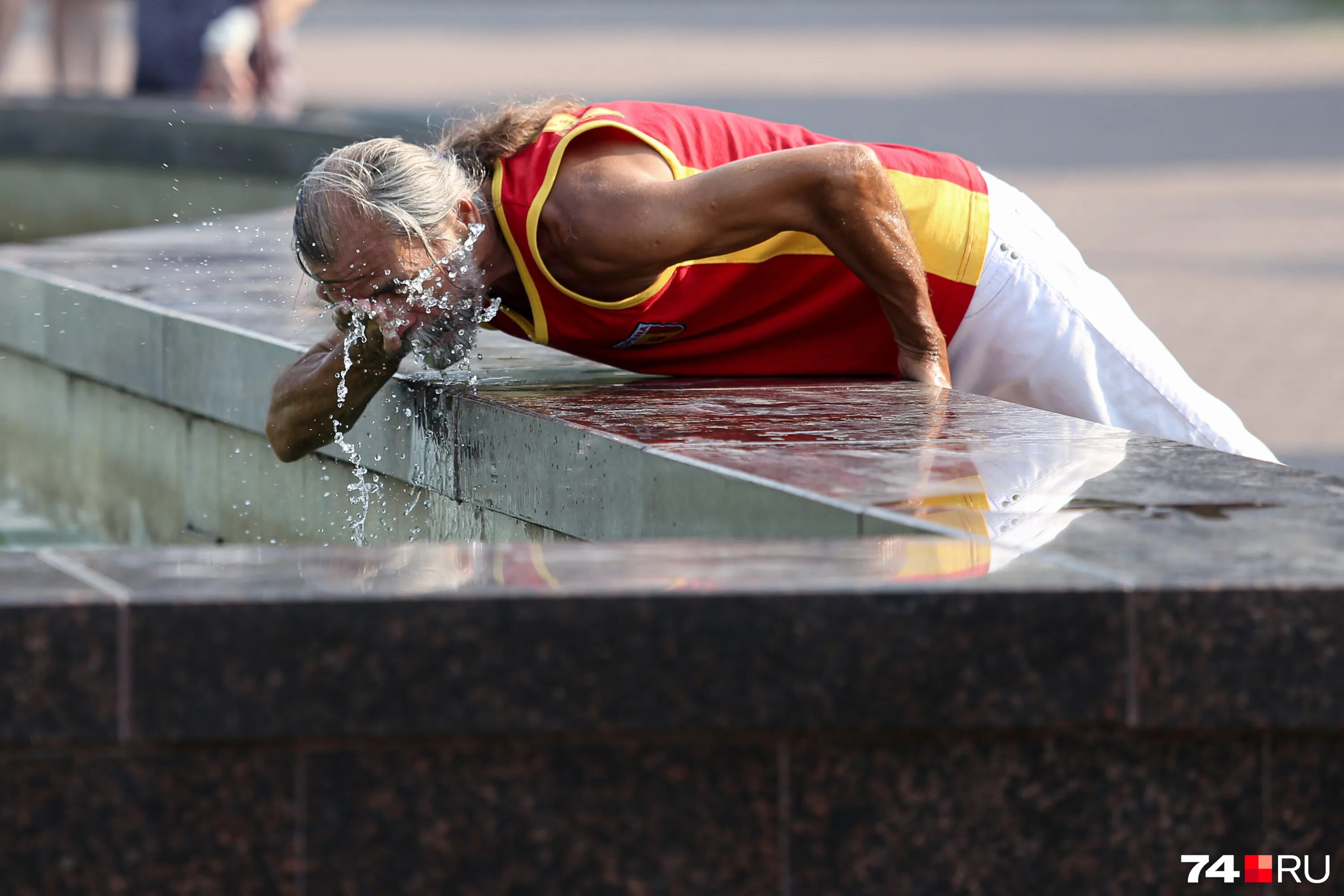Падает жара. Жара летом. Спорт в жару. Люди в жару падают. Изнуряющая жара.
