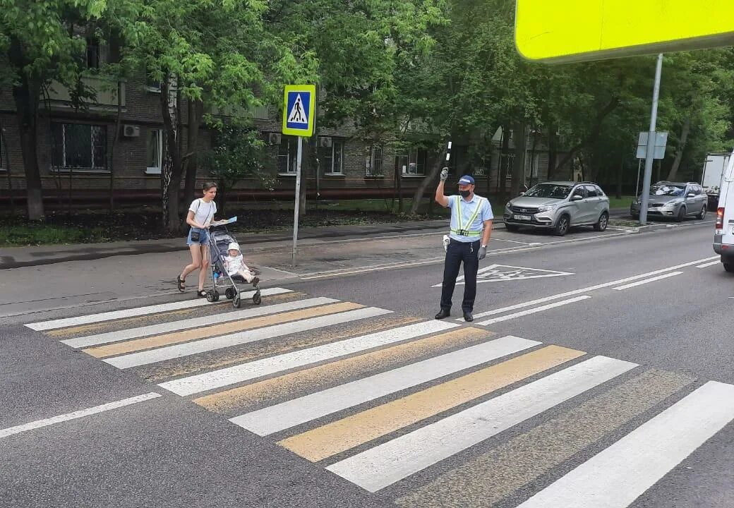 Дети пешеходы. Ваш ребенок пешеход. Самый маленький пешеходный. Маленький пешеход.