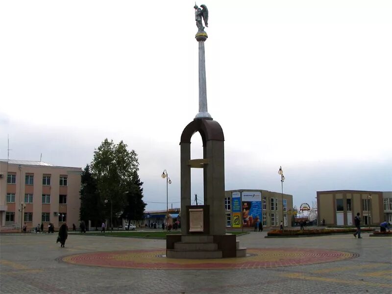 Лабинск управление. Площадь Победы Лабинск. Памятник первопоселенцам Лабинск. Краснодарский край город Лабинск площадь Победы. Достопримечательности города Лабинска.