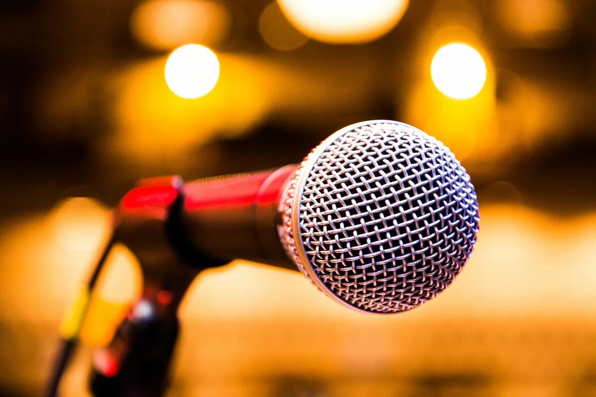 Микрофон. Девушка с микрофоном. Микрофон. Играть музыку в микрофон. Человек с микрофоном.