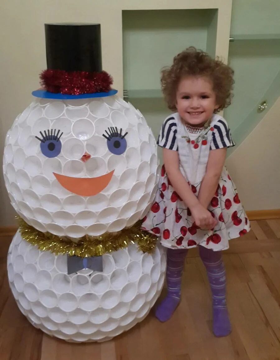 новогодняя елка из пластмассовых стаканчиков. снеговик из пластиковых стаканчиков. снеговик из стаканчиков одноразовых. снеговик из стаканчиков одноразовых. фигуры из пластиковых стаканчиков.