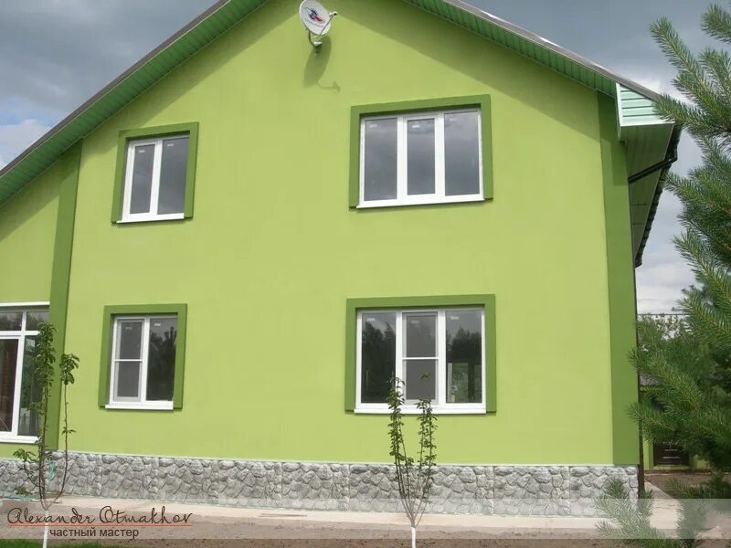 Салатовый фасад дома. Фасад дома зеленого цвета. Фасад короед. Покраска фасадов домов.