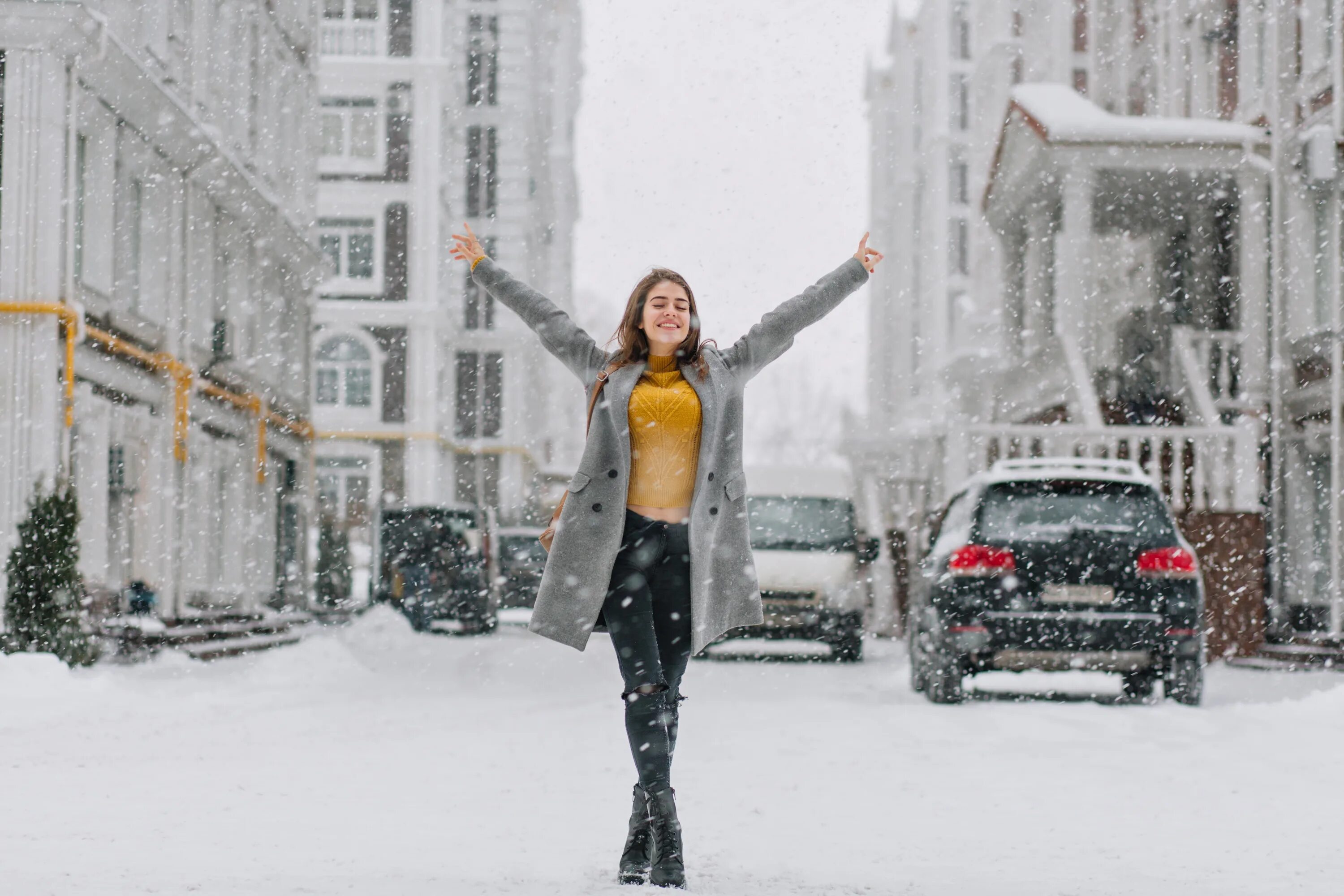 Aleks Ataman finik снежинки. Девушка зимой в городе. Девушка и снегопад. Счастливой зимы.