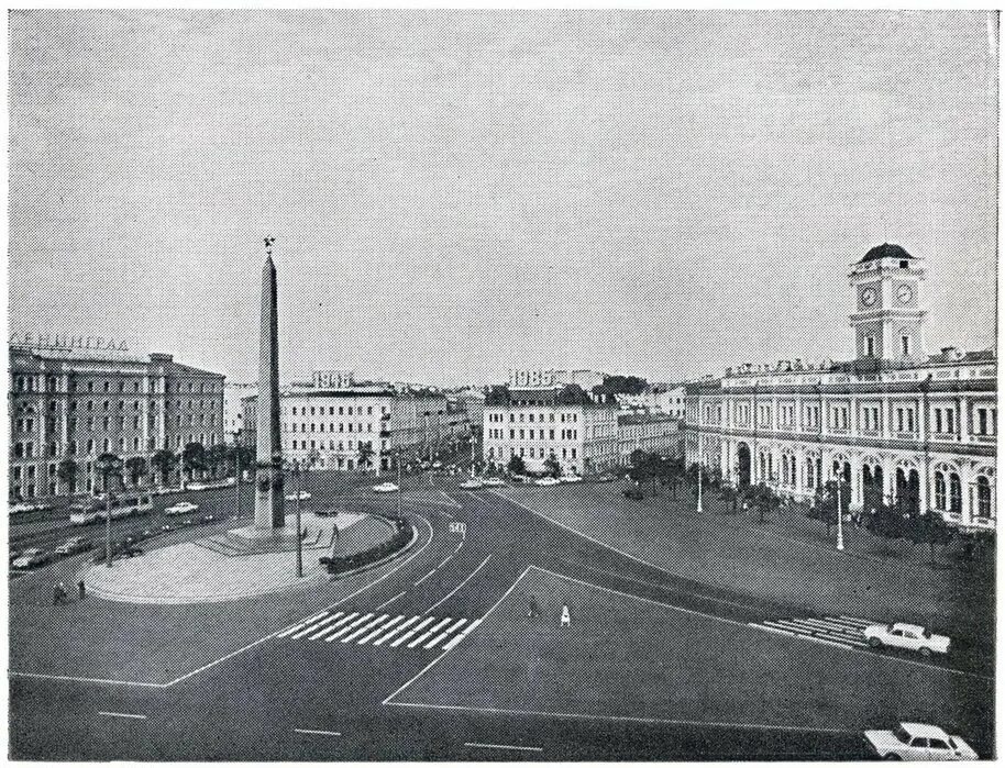 Небольшой рассказ о дворцовой площади в санкт-петербурге. Знаменская площадь и площадь восстания. Рассказ о дворцовой площади в санкт-петербурге для 2 класса. Площадь восстания 1900. Площадь жертв революции спб марсово поле.