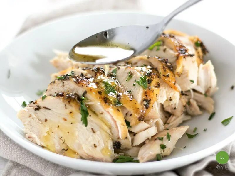 Запеченная куриная грудка в духовке диетическая. Грудка в кефире. диетические блюда из грудки курицы. диетическая куриная грудка в духовке. куриная грудка с травами.